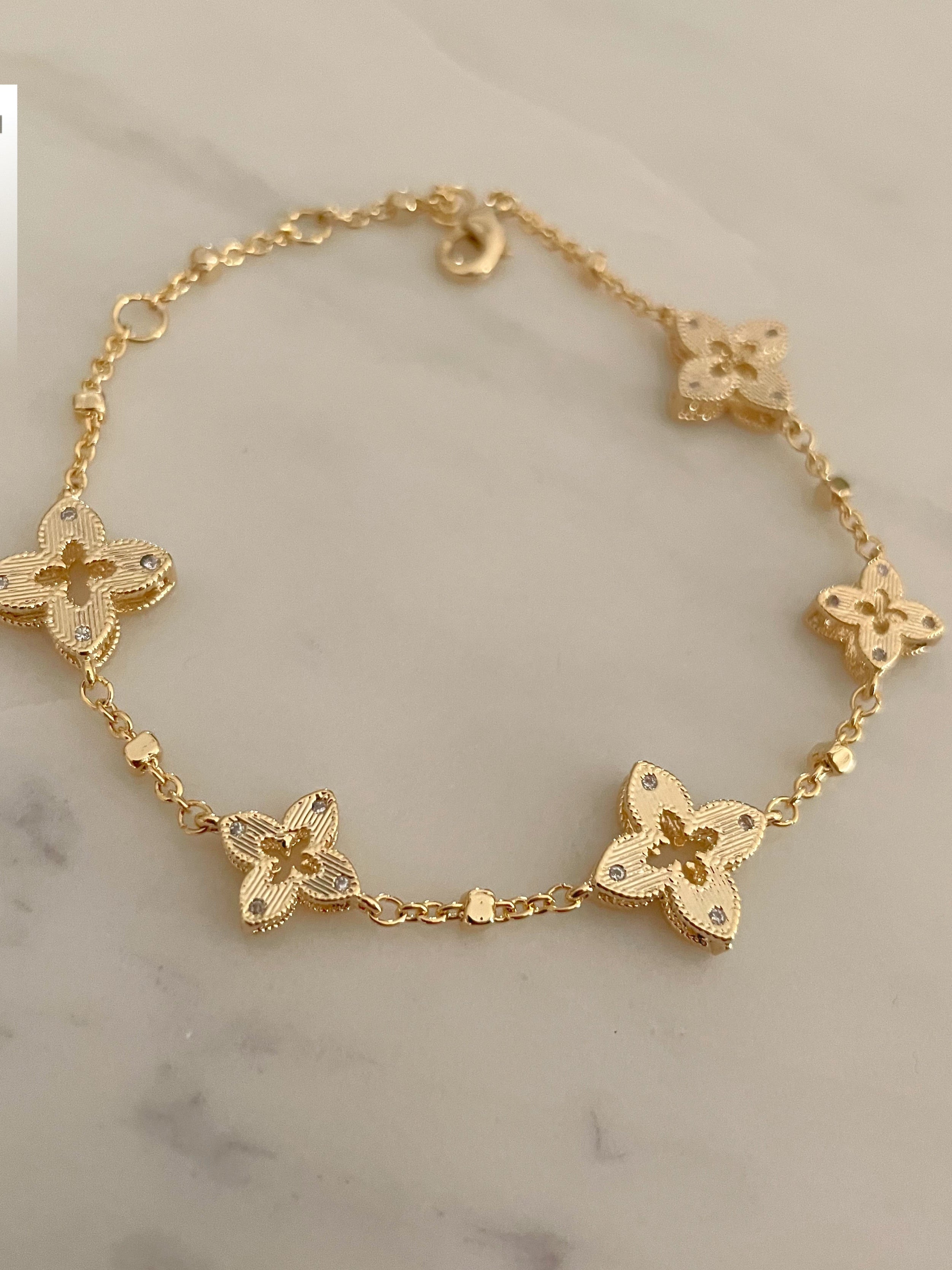 RICHES|Gold Multi Flower Bracelet