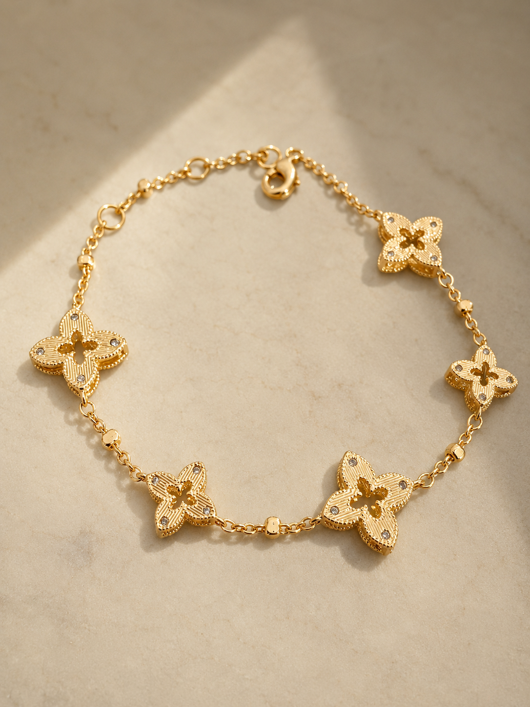 RICHES|Gold Multi Flower Bracelet