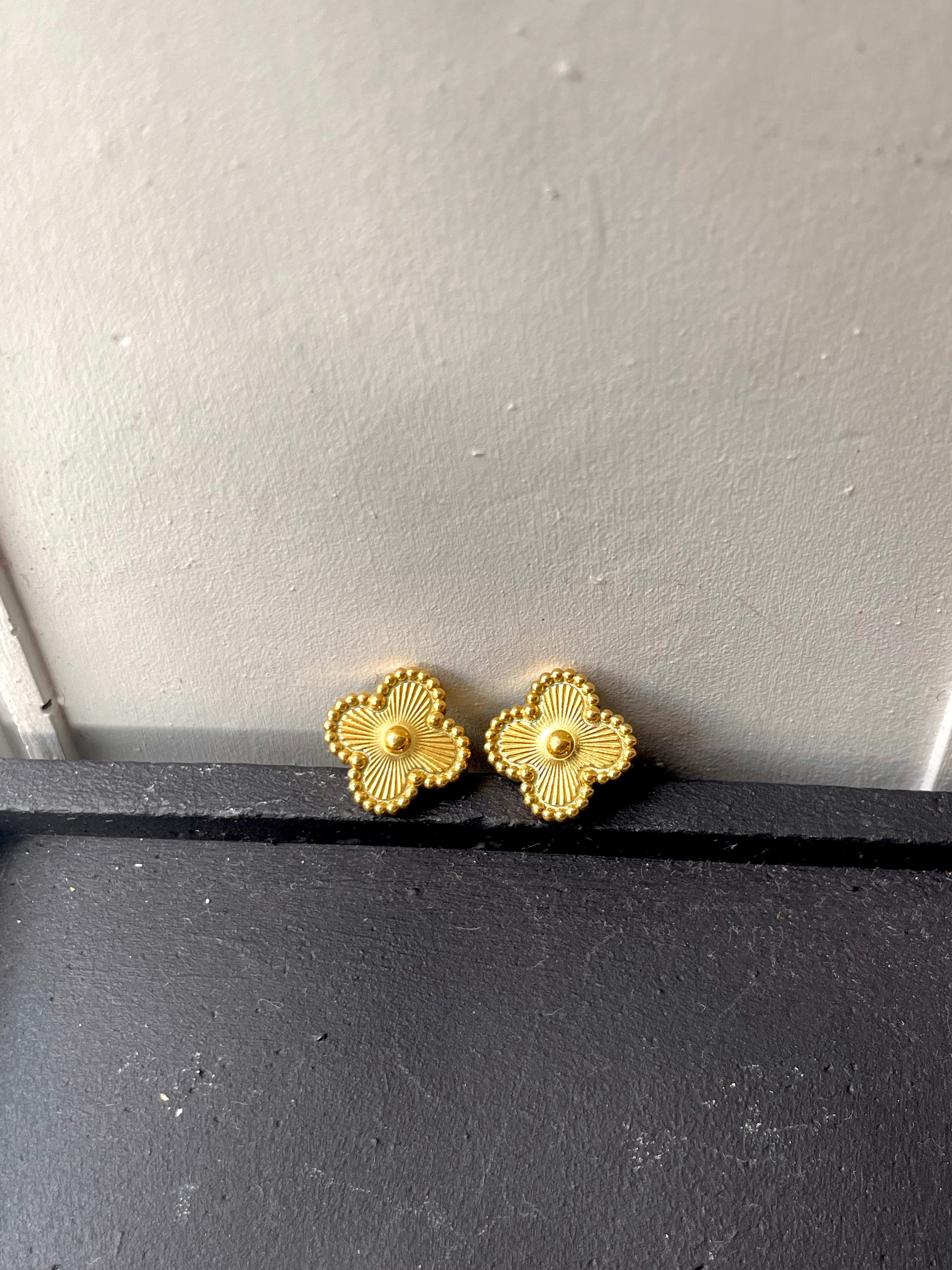 CLOVER EARRING | Tarnish Free | Gold/Silver Black/White Clover Flower | Earring