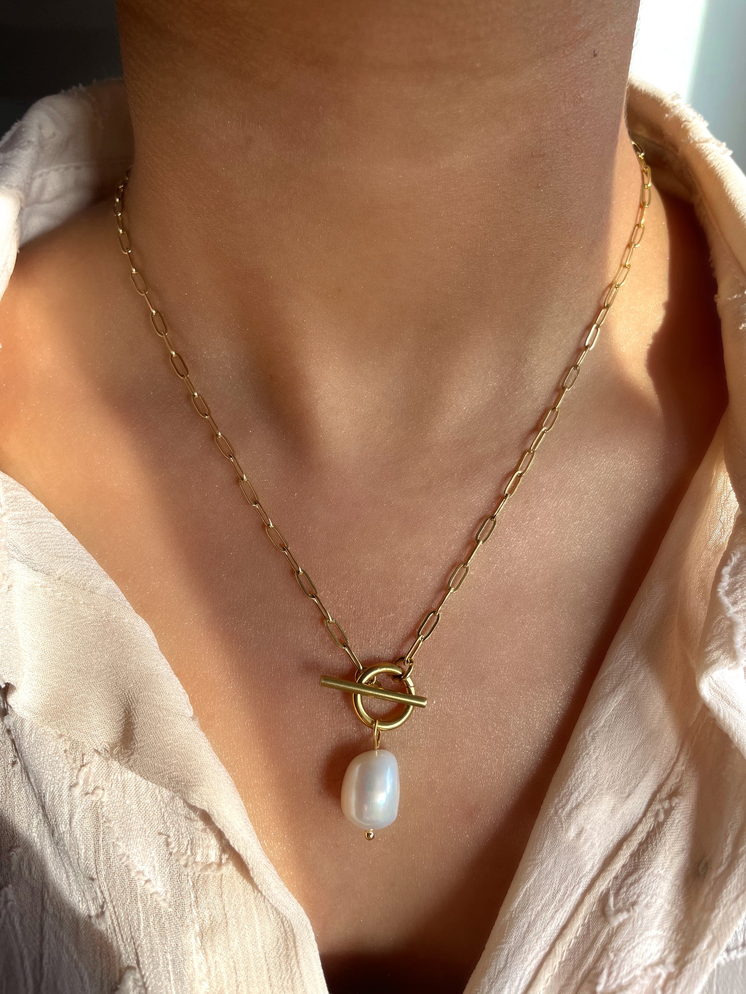 LA MODA | Tarnish-Free | Gold Paperclip and Pearl Toggle | Necklace